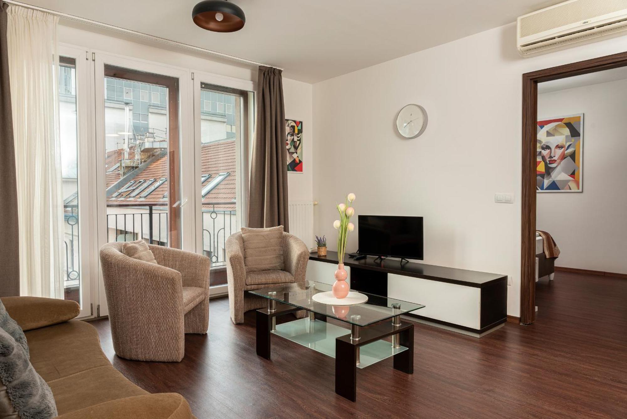 Deluxe One-Bedroom Apartment Balcony