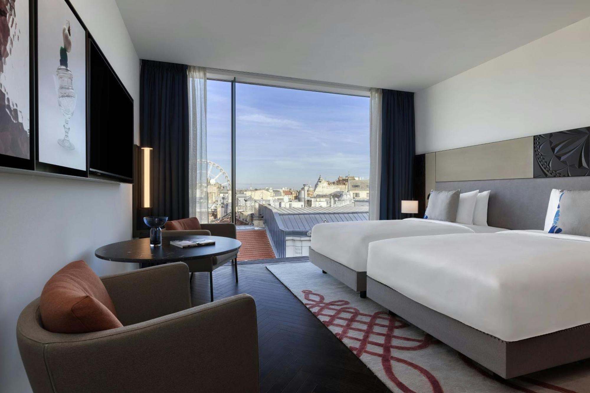 Contemporary Twin Room with Two Twin Beds and Street View