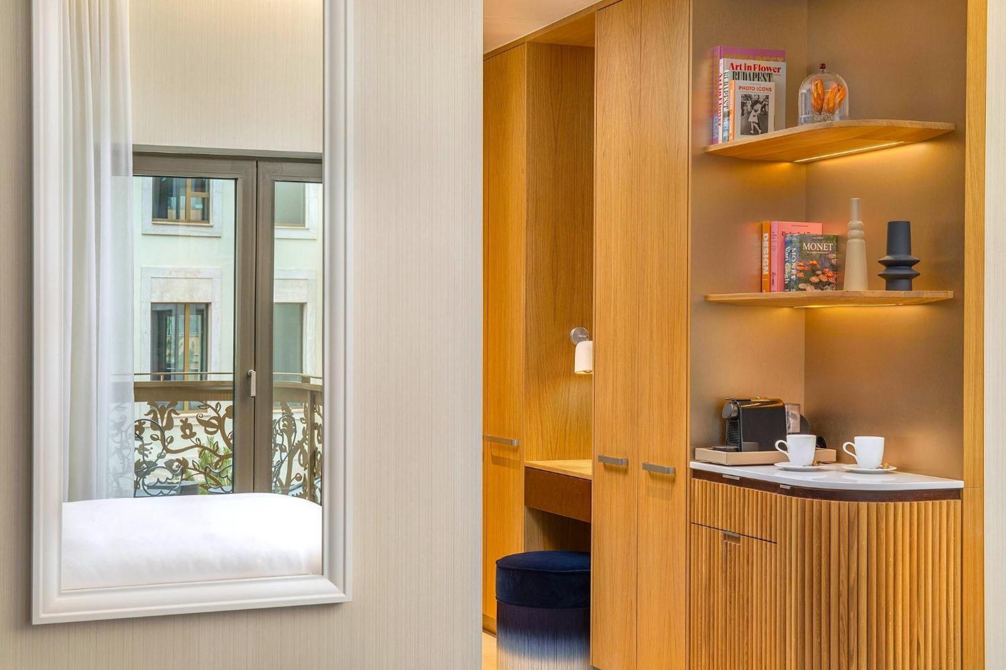 Premium King Room with Garden View and Furnished Balcony
