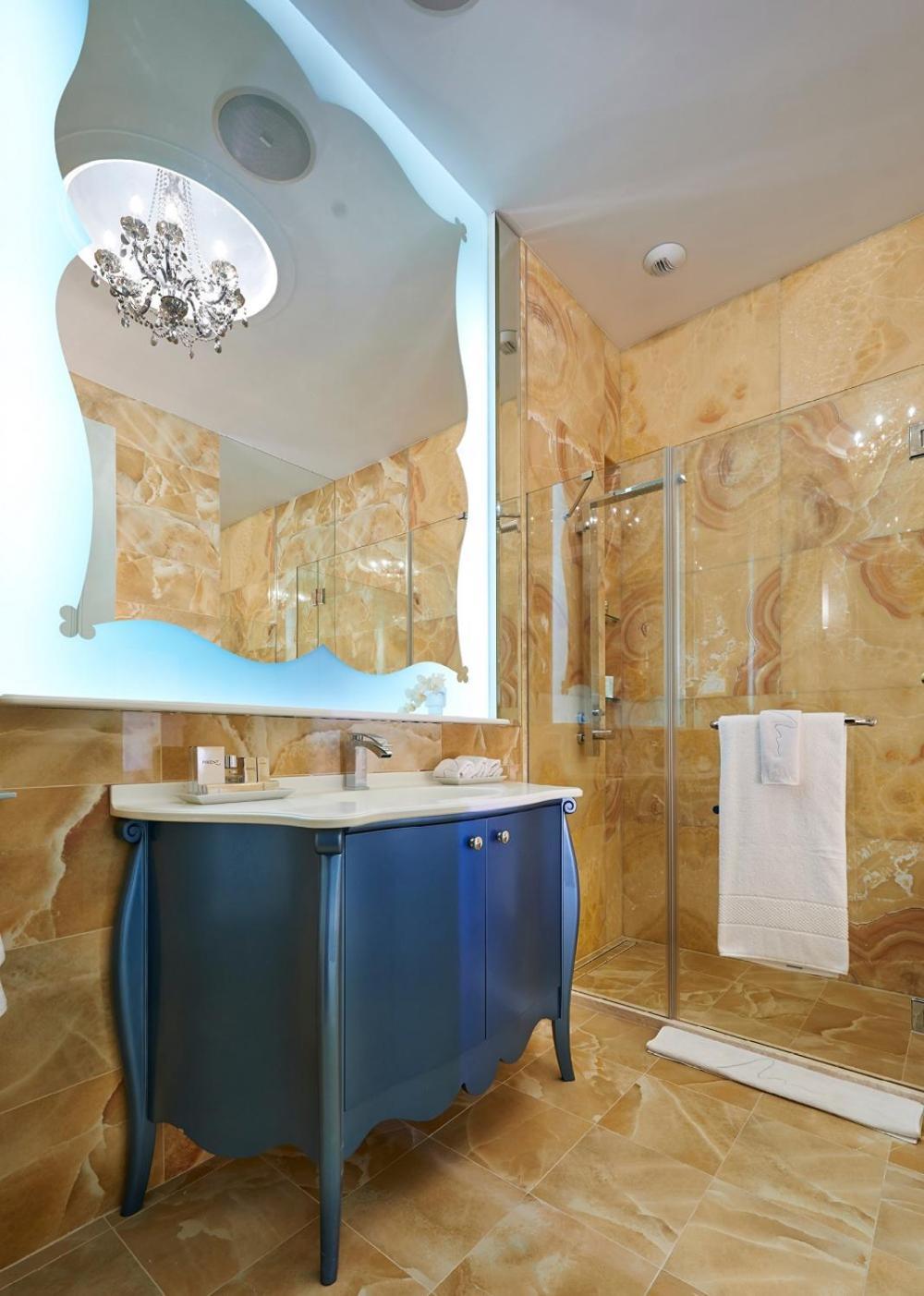 One-Bedroom Opera Suite